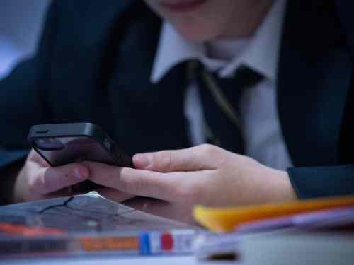 France bans student's use of smartphones