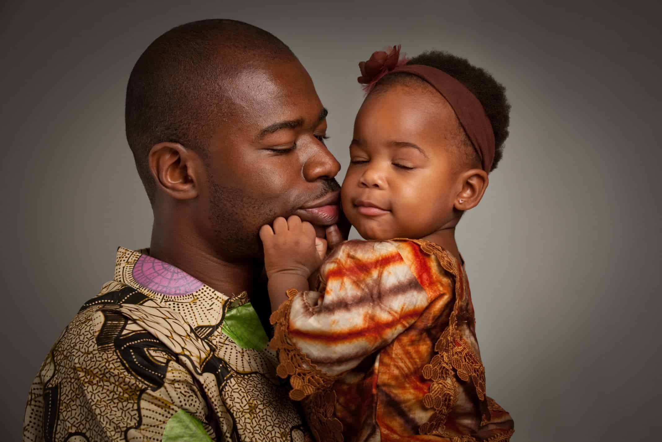 Афроамериканка с младенцем на руках. Мужчина с дочкой на руках афроамериканец. Афроамериканец с новорожденным на руках в полный рост. Мама рыжеволосая папа негр. Папа негр дочка